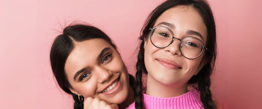 Modelfoto af to piger der synger i mikrofon Modelfoto af to piger der synger i mikrofon